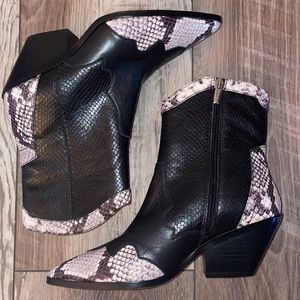 WOMENS VINCE CAMUTO ACCENTED COWBOY BOOTS -9 - NEW (without box)